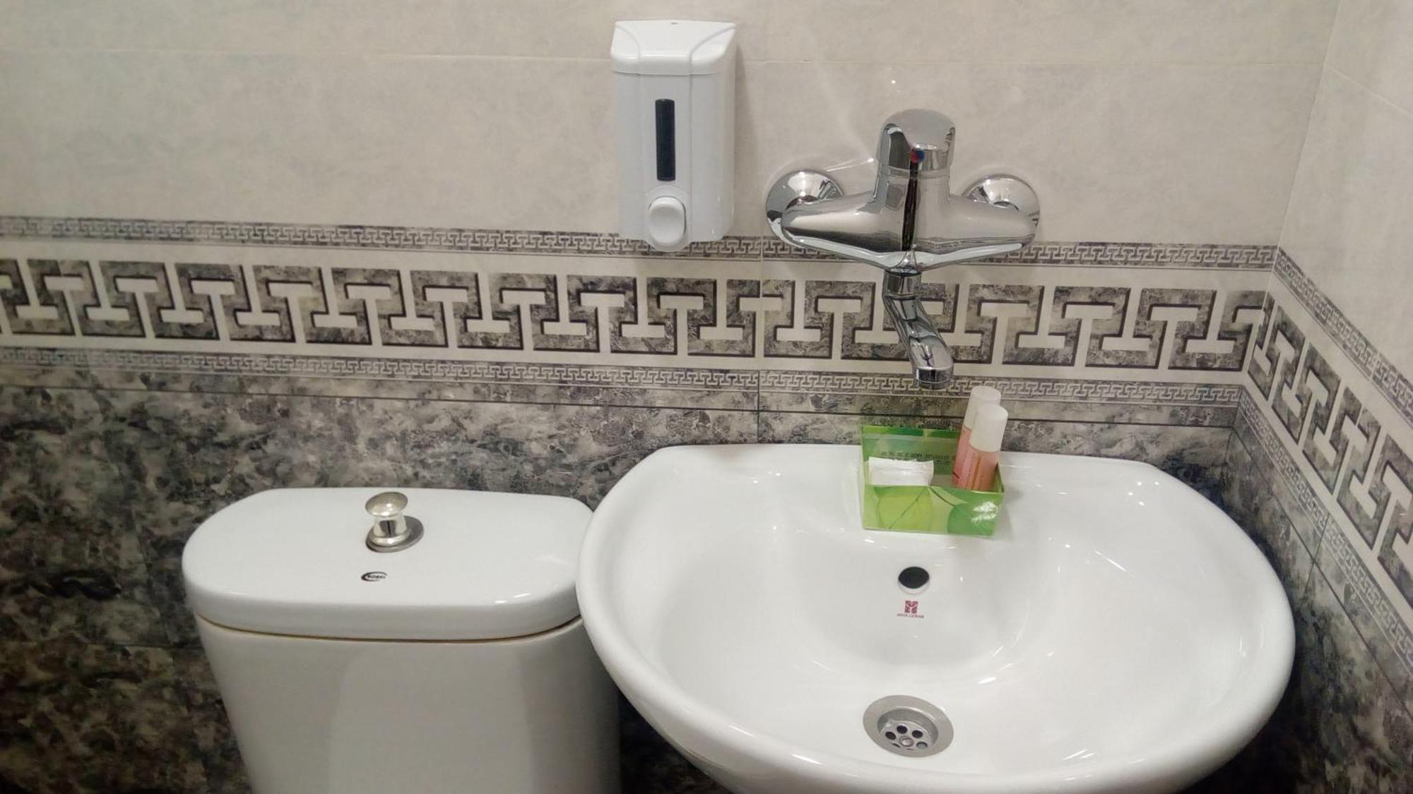 Hotel Isani Tbilisi Cameră foto